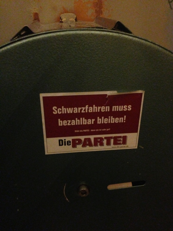 Dito vom Klo. “@germanstudent: Ich würde sie zwar nie wählen, aber DIE PARTEI ist schon toll. http://t.co/uEZhIpGrOI”