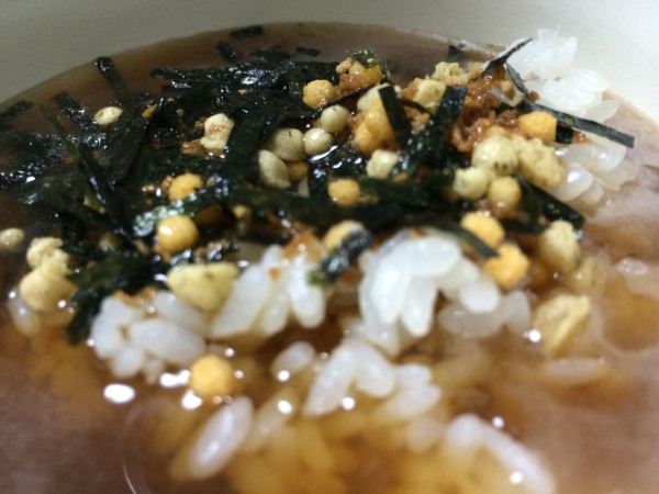 永谷園のだし茶漬け 天茶にサントリーの黒烏龍茶。たぶん300kcalぐらい。