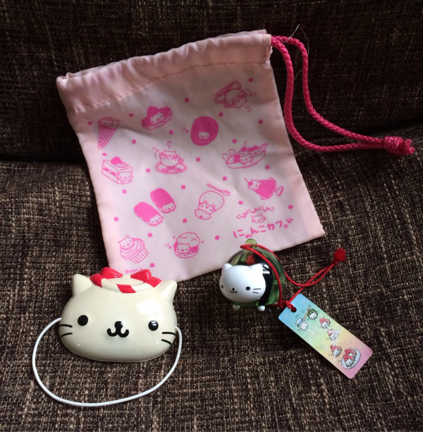 ガラクタから発掘した にゃんにゃんにゃんこグッズ。
