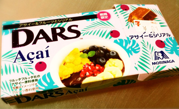 森永製菓 DARS ダース アサイー＆フルーツとシリアル

フルッタフルッタ社のアサイー原料使用

アサイー・ザクロ・ブルーベリー・バナナとシリアルをチョコレートに練りこみ
