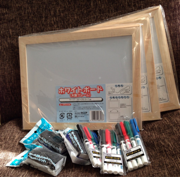 100円均一ショップでホワイトボードを3セット購入。