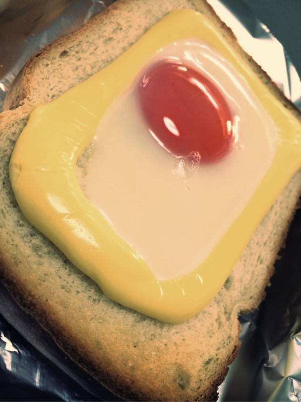 朝食にエッグマヨトースト。