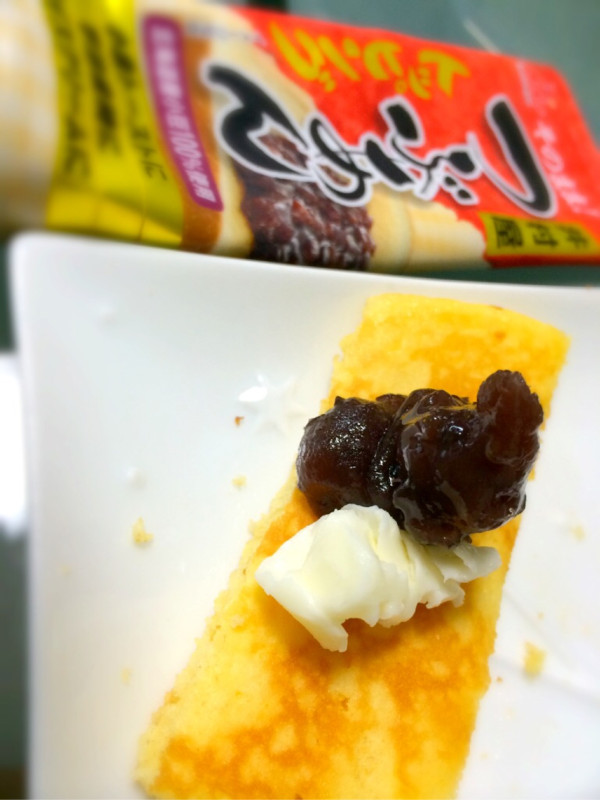 チューブタイプの井村屋つぶあんトッピングで小倉パンケーキ、名古屋風。