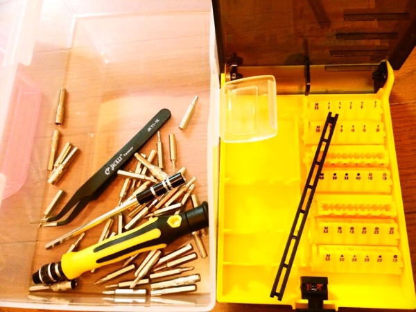 I.B.S JK-6089 差し替え式ドライバーセット 45 in 1

3年前に買ったドライバーのセット。ケースの中の棒が何度直してもすぐ外れるようになってしまった。あきらめてお安いポリプロピレンのケースに移し替え。
