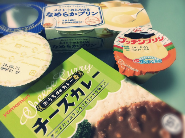 ヤマモリ おうち de カレー チーズカレー with グリコ プッチンプリン and 協同乳業 メイトーのとろける やわらかプリン