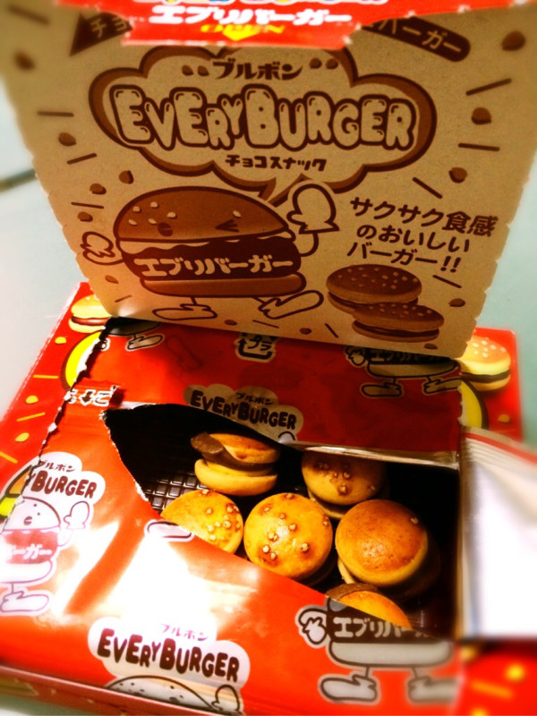 ブルボン チョコスナック エブリバーガー

チョコとビスケットでできたハンバーガー風のお菓子