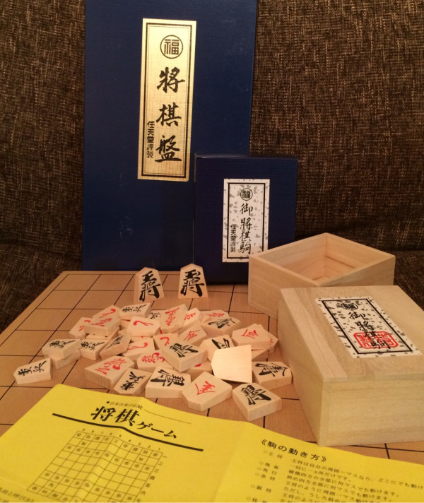 任天堂 将棋盤 二ツ折 桂7号
任天堂 将棋駒 優良押

Amazon で合わせて4000円ちょっと。