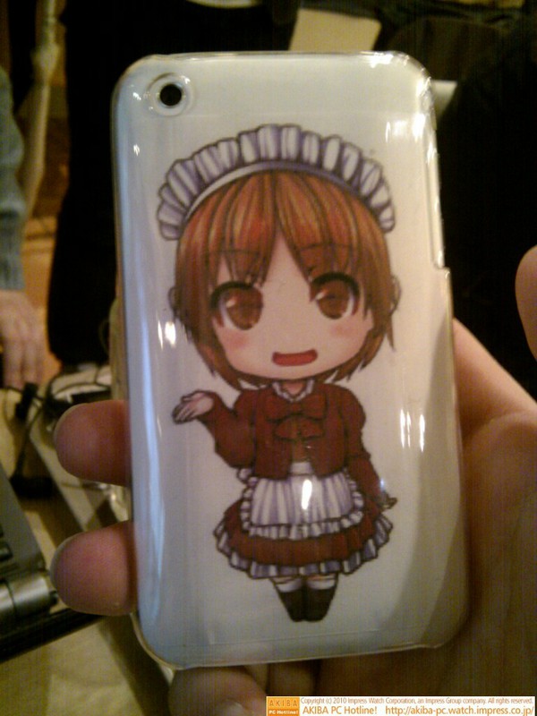 秋葉原案内所マスダさん( @akiba_guide )ねんどろいどイラストを使った痛iPhoneケース。印刷した紙を透明ケース本体の間に挟み込んだもの。 @loveasus 氏作成。イラストは @inuhito氏。