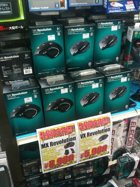 T-ZONEでロジクール製マウスVX RevolutionとMX Revolutionを山積み販売中。VXが5980円、MXが8980円。
