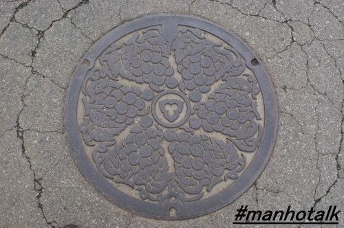 #manhotalk ちなみにこいつが通常の勝沼のマンホール蓋。もちろん葡萄