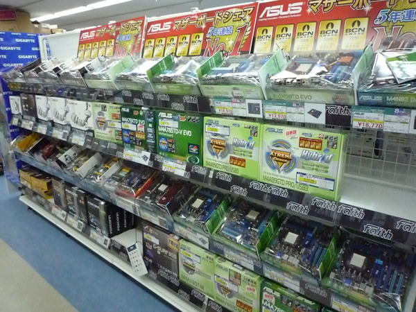 [秋葉原本店]只今、改装中 - ほとんどのマザーも展示してみえるようになってます