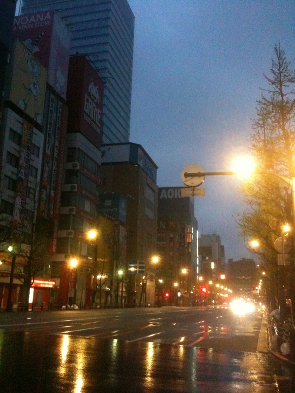 5時現在の秋葉原。雨に混じって氷の粒が降っているようで、雨音がシャリシャリというような聞きなれない音になっています。けっこう冷え込んだものの、雪にはなりませんでした。(編集k