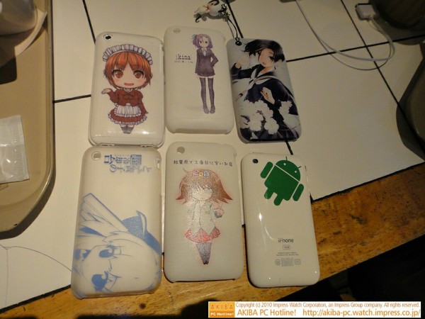 リナカフェに痛iPhoneケース大集合。マスダさん(秋葉原案内所)、ikina(AMDファンキャラ)、凛子(ラブプラス)、あるみさん(すのこタン。)、ドロイド(Androidキャラ)、ZOAたん(ZOA秋葉原)。 
