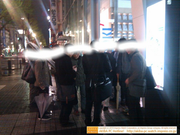 M氏 @akiba_ten_M 主催のオフでAOKI前に集まるTwitterユーザーの集団。 #akbiamoff0422k