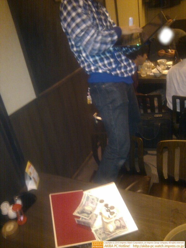 幹事 @akiba_ten_M 氏、VAIO片手に集金中。 #akbiamoff0422k