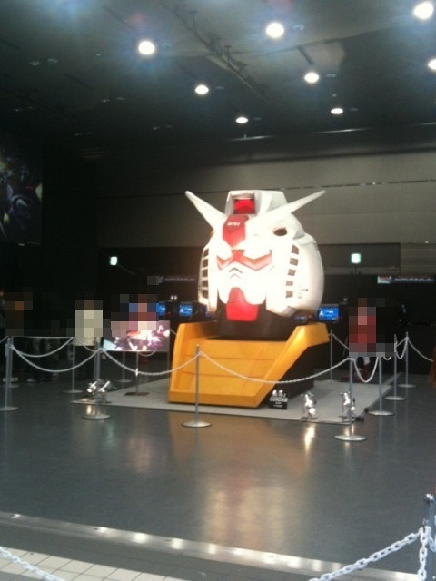 ベルサール秋葉原に等身大サイズと思われるガンダムの頭部が展示中。ゲームイベントの一環。会場には連邦軍の制服を着た女性スタッフもいて、気軽に写真撮影に応じている。
