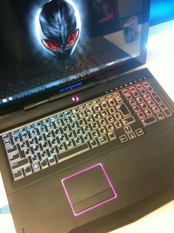 レインボーカラーキーバックライト搭載ノートPCも展示中。なかなかかっこいいです。