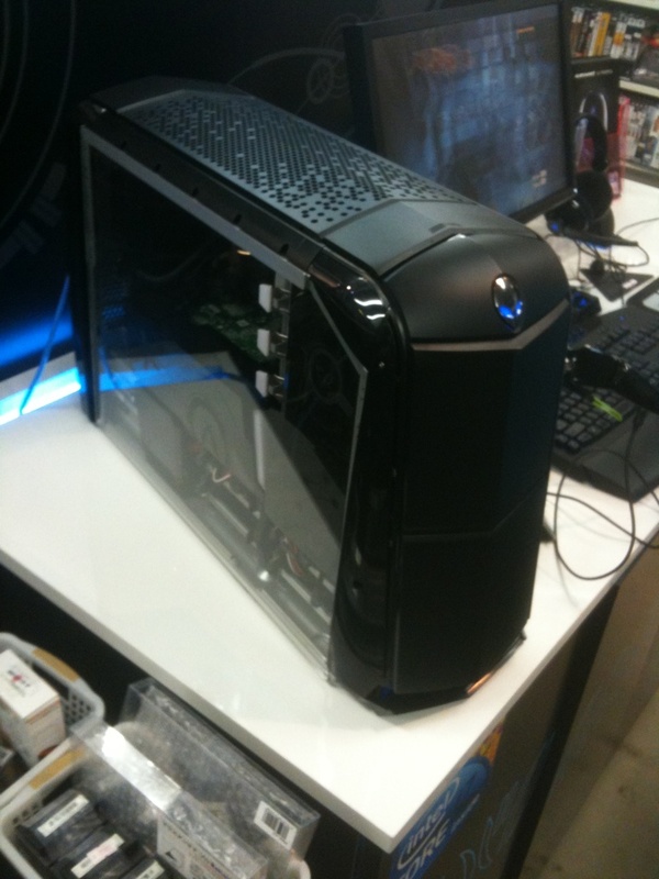こちらはALIENWAREのデスクトップPC。かなり個性的なデザイン。なお、秋葉原でALIENWAREの実機が見られるのはパソコンショップ アークだけだそうです。