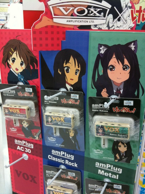 けいおん！柄のギター/ベース用アンプが発売。唯、澪、梓の計3種類。ソフマップ本館6Fにて、4935円。