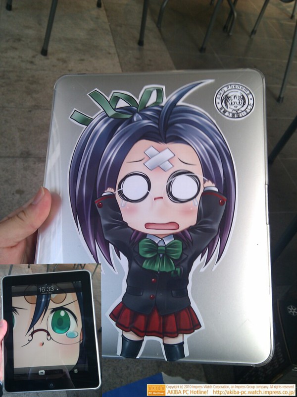 輸入版iPadをさっそく痛化した @necamax 氏。AMDファンキャラクターIkina( @amd_ikina )のデコピン版とねんどろいど版を背面と壁紙に。