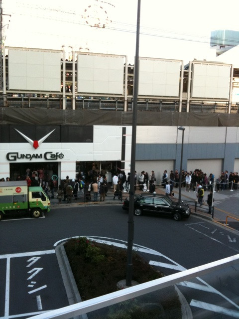 GUNDAM Cafeのガンプラ焼き、現在は約1時間30分待ちとのこと。ちなみに、ガンプラ焼きは閉店30分前の22時30分まで販売しているとのこと。