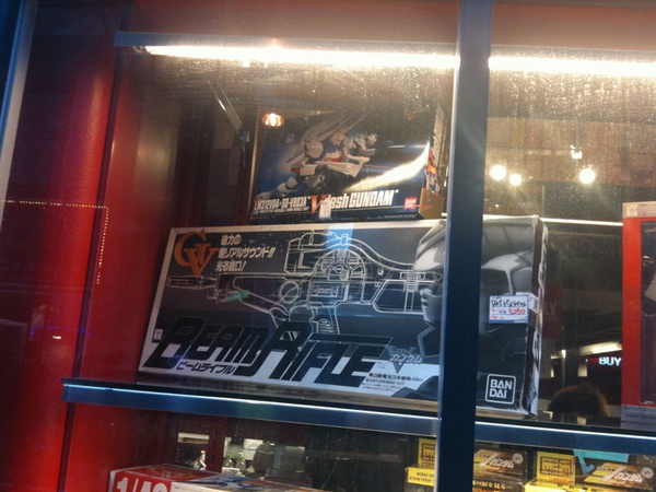 まんだらけショウケースはプラモデルや玩具などがメイン。単三電池電池で動くビームライフル、なんてのもありました:p