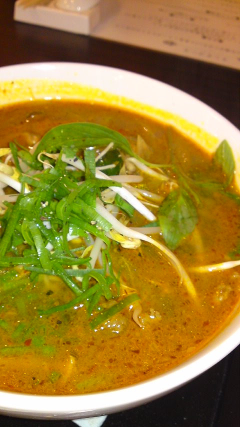 高島屋なう。ダイニングがおそろしく豪華なり。ベトナムのフエ名産牛肉麺。ブンボーフエ。

