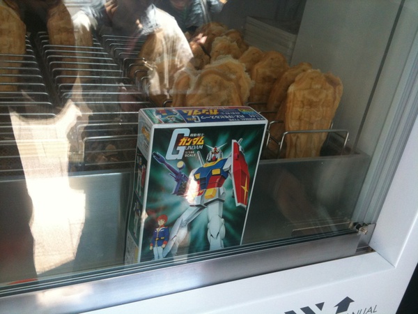 GUNDAM Cafe、今日も混んでますが、列の長さはだいぶ短くなってます。ガンプラ焼きなら数分待ちで買えました。