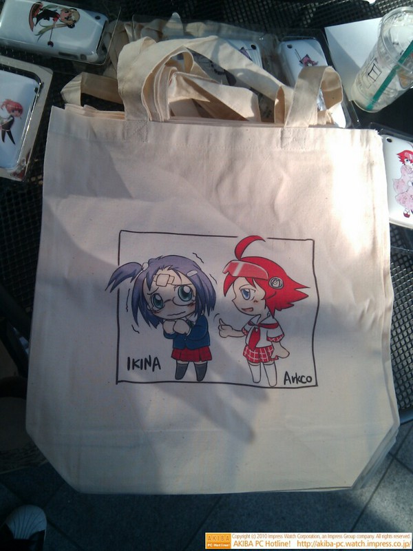 Ikinaとアク子のイラストを使ったトートバッグ。 @holmes8 所有。イラストは @pogemuchi 。