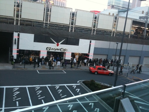 GUNDAM Cafe、ただいまの混雑状況。みたところ、飲食とガンプラ焼きが各40人待ちぐらい、お土産/ドリンクは待ちなし。この調子なら平日はそこそこ余裕があるかも。