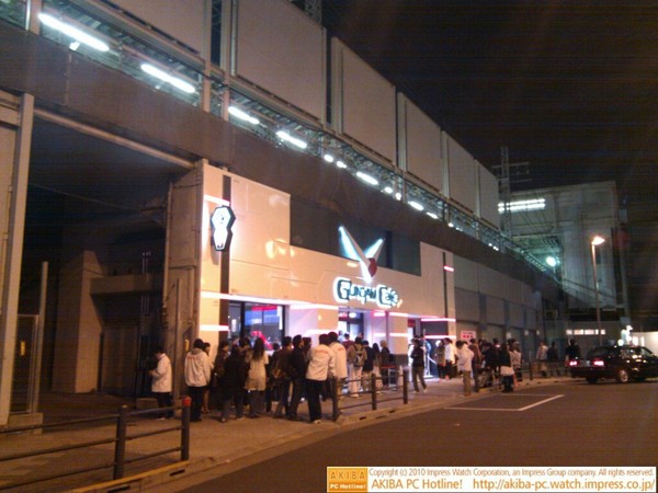 GUNDAM Cafeの待ちもだいぶ少なくなった。現在入店待ち15人、ガンプラ焼き待ち10名。