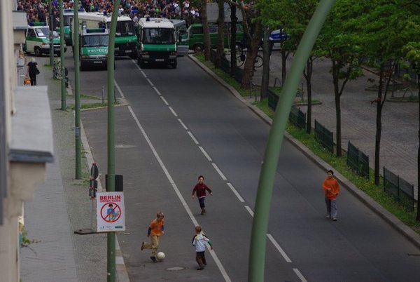 Die Straße den Kindern... nicht den Nazis!  #1Mai #nazifrei #Berlin 