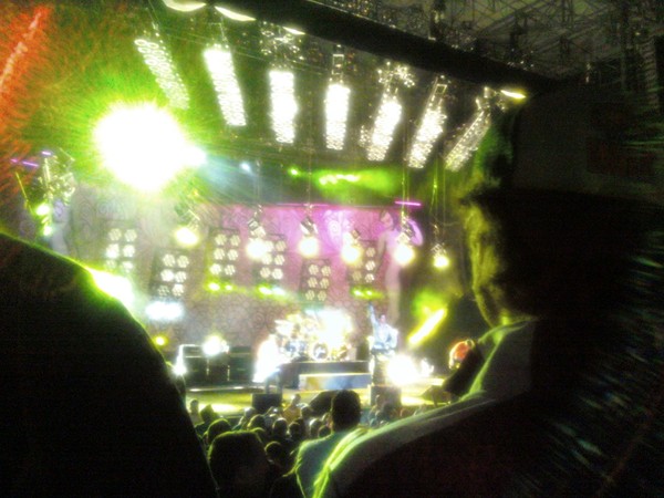 the guys in front of me had to be @ least 6ft+ each. ARE YOU KIDDING ME?
