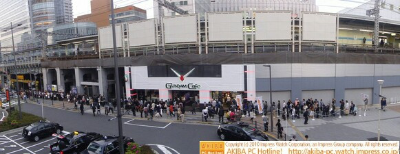 GW中のGUNDAM Cafeは待ち行列がさらに悪化。常時、入店待ち約100名(玄関左側)、ガンプラ焼き待ちが約50名。JR高架下まで列が延びることも。