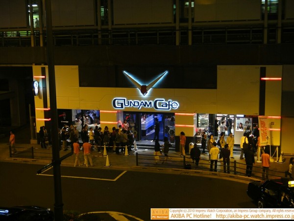 GW最終日のGUNDAM Cafe、この時間はさすがに待ちも少なくなった。入店待ち20、ガンプラ焼き5名。