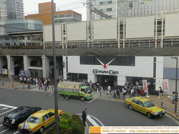 GUNDAM Cafeの待ちは若干緩和したものの、それでも現在入店40名待ち、ガンプラ焼き待ち10名あり。