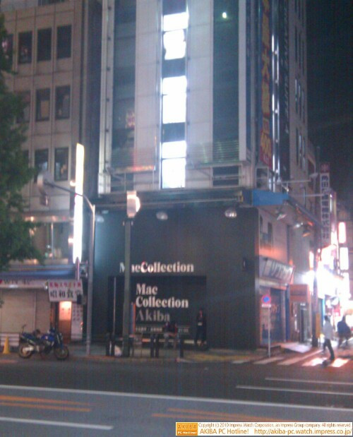 ソフマップMac Collection AKIBA前に2人ほど人がいる。明日のiPad予約の徹夜組か?