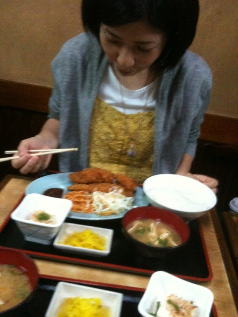 イラストレーター日々野さんと天満橋しみずでチキンカツ定食。490円って安すぎる！