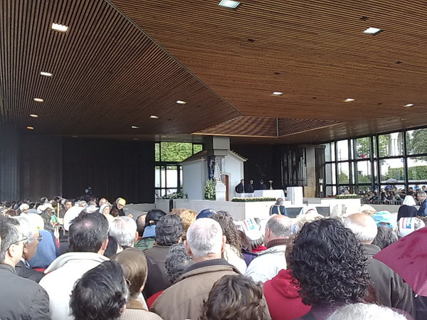 Faltam 2h para a Eucaristia e um grande grupo de Ceuta reza e ajuda a rezar todas as pessoas aos pés Dela :)