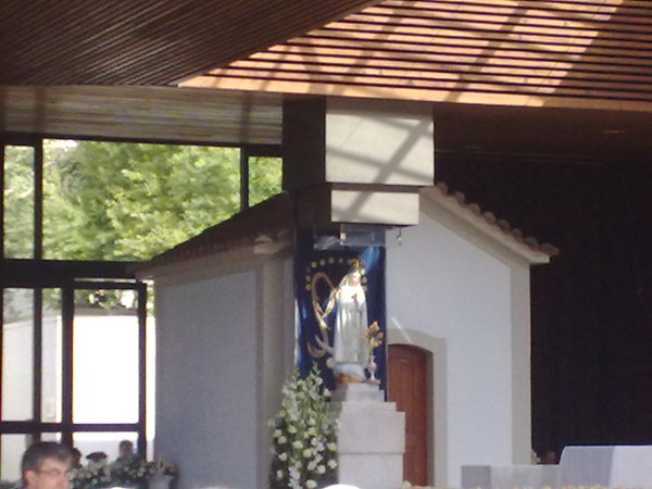 Em plena oracao do Terco brilha um sol radioso que ilumia assim Nossa Senhora.