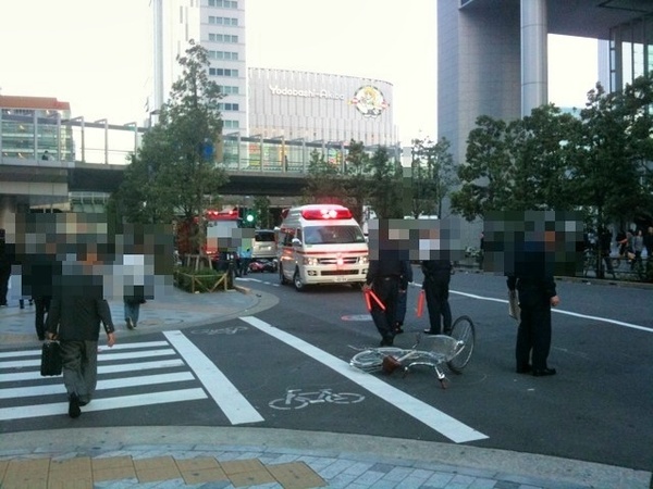ソフマップ本館の裏手で交通事故が発生した模様。パトカーや救急車のほかに、横転したバイクや自転車が見える。